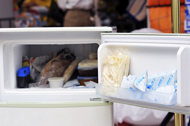 冷凍庫の扉のポケットに注目してほしい。これが『DO NOT EAT』の実力だ