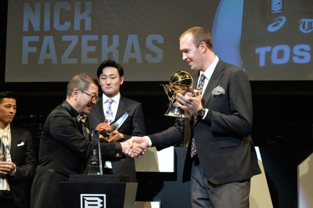 レギュラーシーズン最優秀選手賞を受賞した川崎ブレイブサンダースのニック・ファジーカス選手 プレゼンターはB.LEAGUEの大河正明チェアマン