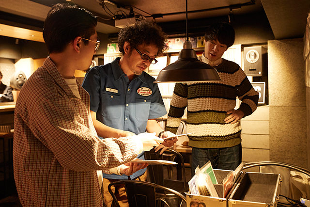 写真左から、ハマ･オカモト(OKAMOTO’S)、奥田民生、山内総一郎(フジファブリック)