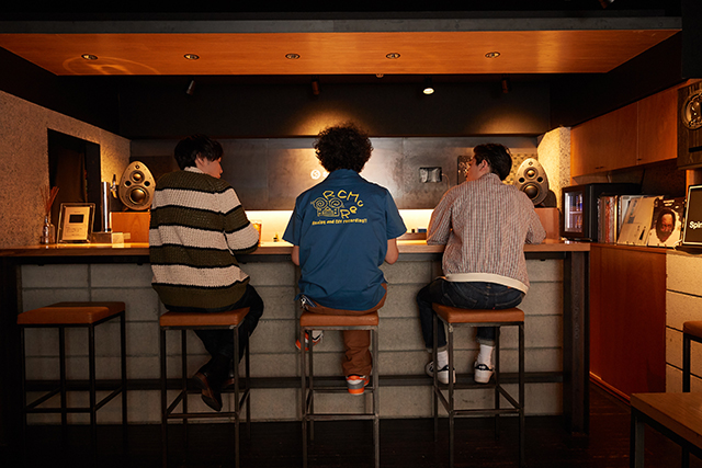写真左から、山内総一郎(フジファブリック)、奥田民生、ハマ･オカモト(OKAMOTO’S)