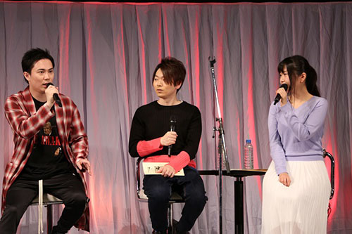 写真左から、バン役の鈴木達央さん、ゴウセル役の髙木裕平さん、エレイン役の小岩井ことりさん