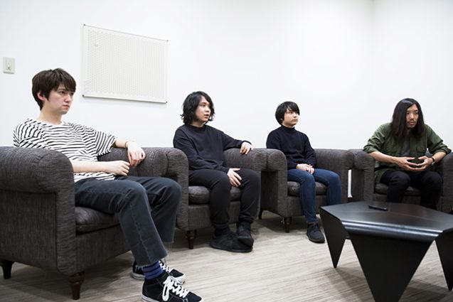 写真左から、DAIKI、尾崎雄貴、尾崎和樹、佐孝仁司