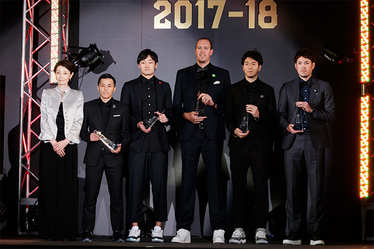 プレゼンターの三屋裕子JBA会長と“レギュラーシーズンベストファイブ”。左から富樫選手、田中選手、ファジーカス選手、比江島選手、金丸選手