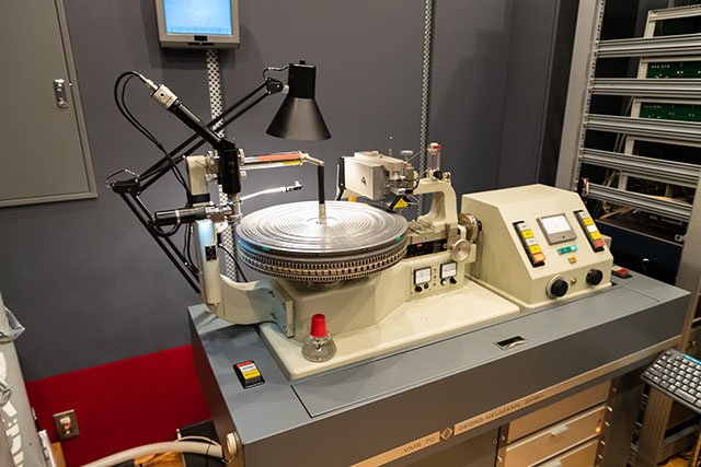ソニー・ミュージックスタジオに導入されたラッカー盤カッティングマシン