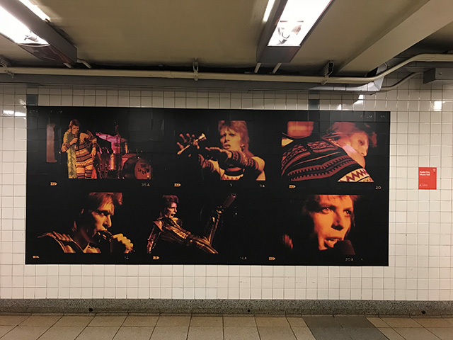 地下鉄駅「Broadway Lafayette」に貼られた写真より、Radio City Music Hallでのライブ風景