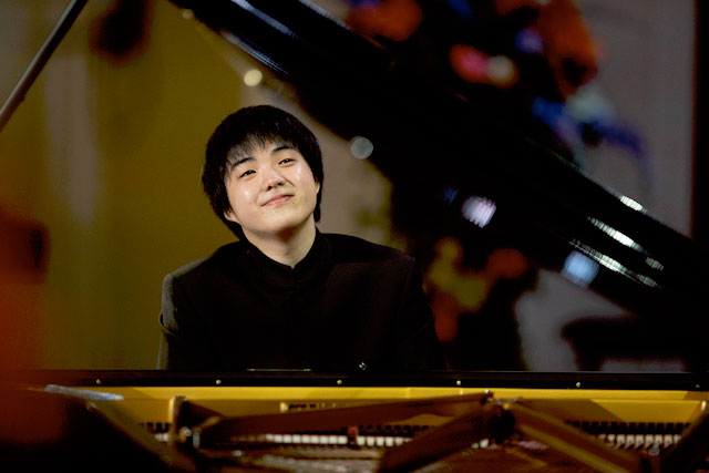 チャイコフスキー国際コンクール（2019年）にてピアノを弾く藤田真央の写真