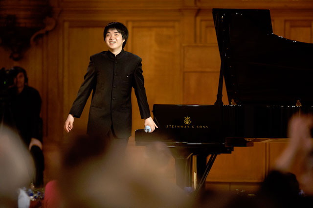 チャイコフスキー国際コンクール（2019年）にてピアノの横に立つ藤田真央の写真