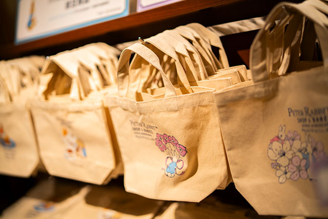 “Mini tote bags　¥1,650 each　※Designs exclusive to the Kyoto store, from right to left: cherry blossom and dianthus