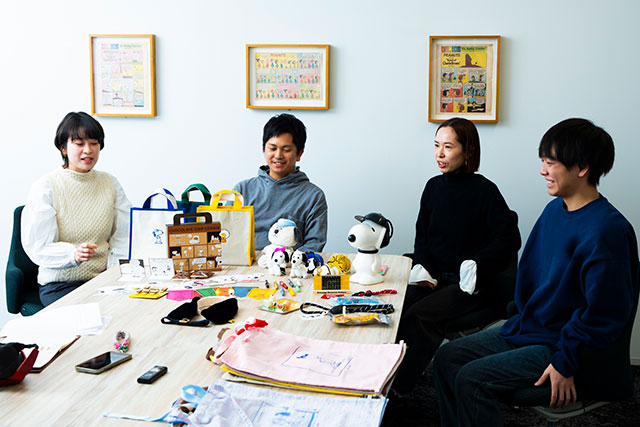 高橋亮、吉留明子、阿部友香、川上俊がインタビューを受けている写真
