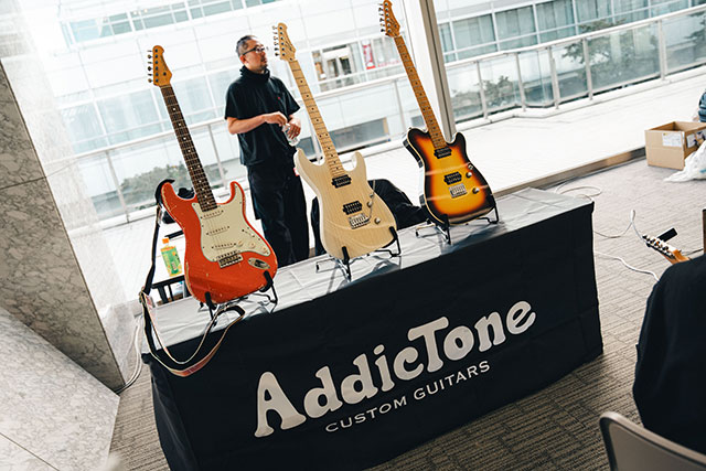 ギターが3本並ぶAddicToneの協賛ブース