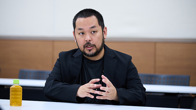 Tatsuya Ishikawa speaking while expressing with his hands