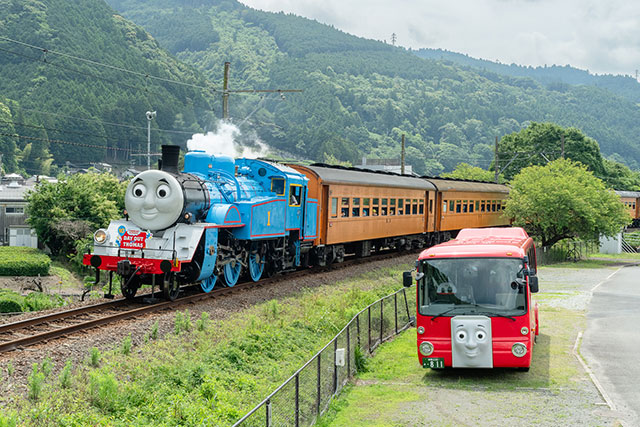 きかんしゃトーマス号とバスのバーティー