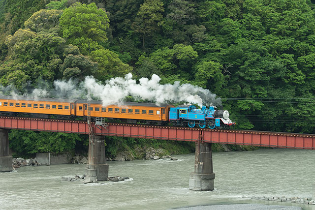 大井川第一橋梁を渡るトーマス号（2022年撮影）