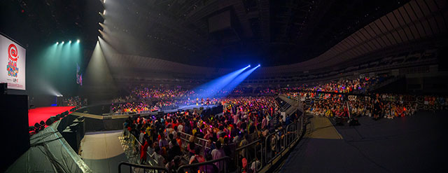 センターステージでパフォーマンス中のイベントの様子