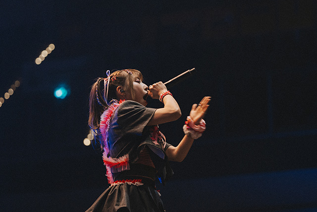 ライブでパフォーマンスする、花冷え。ユキナ