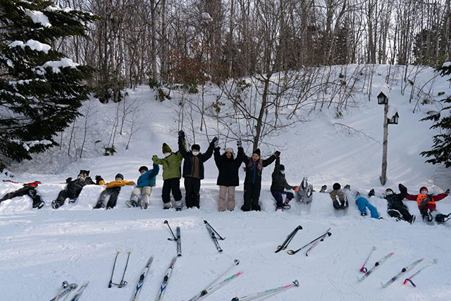 雪が積もる中、手をつなぎ楽しむこどもたち