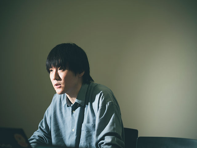 真剣な表情で話すANX・孫