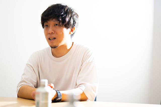 当時の音を思い返しながら真剣な表情で語る小関太一