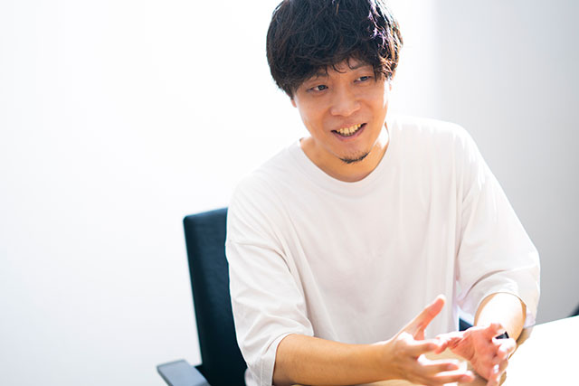 手で表現しながら語る小関太一
