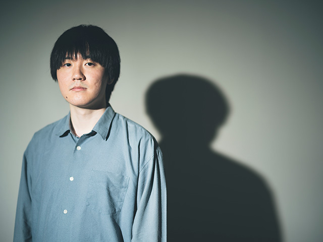 カメラに目線を向けるANX・孫