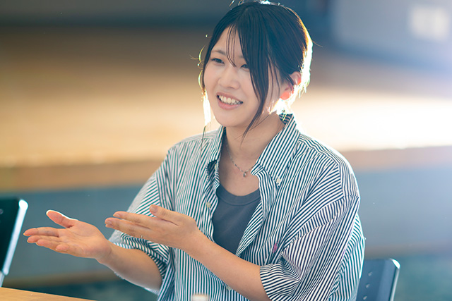身振り手振りで話す馬瀬