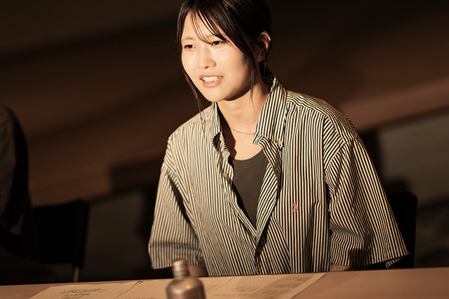 笑顔で話す馬瀬