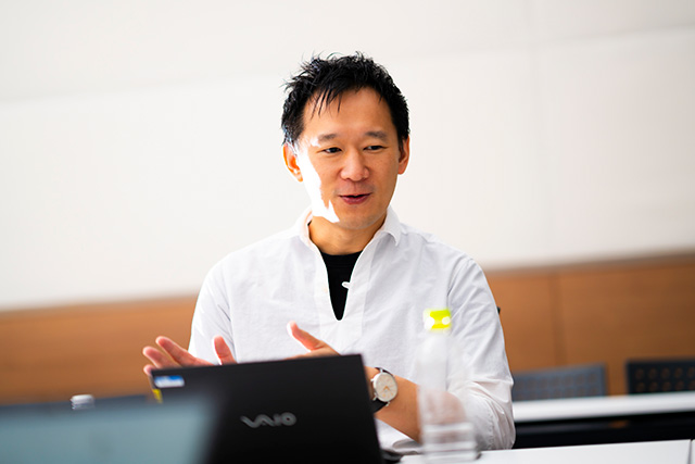 身振り手振りで話すANX金沢