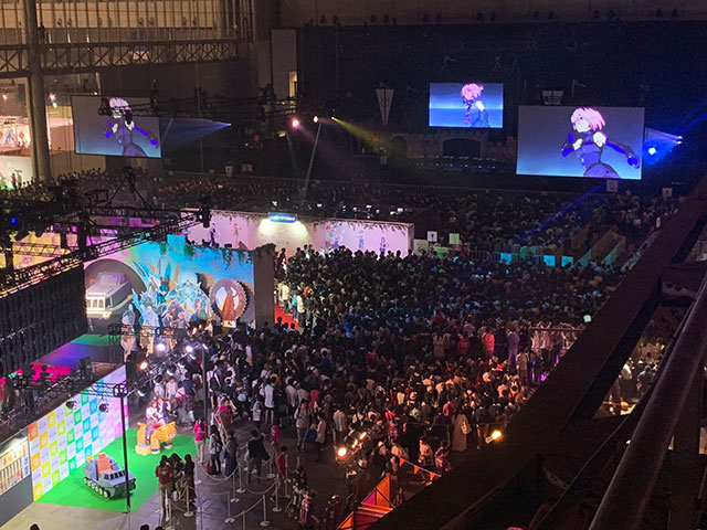 竹内さんが撮影したキャットウォークからの景色：『Fate/Grand Order Fes. 2019 ～4th Anniversary～』より『「Fate/Grand Order」カルデア放送局 4周年SP』の様子