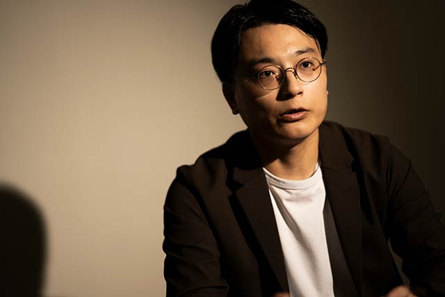 細淵の丸い眼鏡をかけた服部皓太