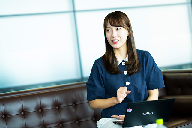 身振り手振りで話すRIE
