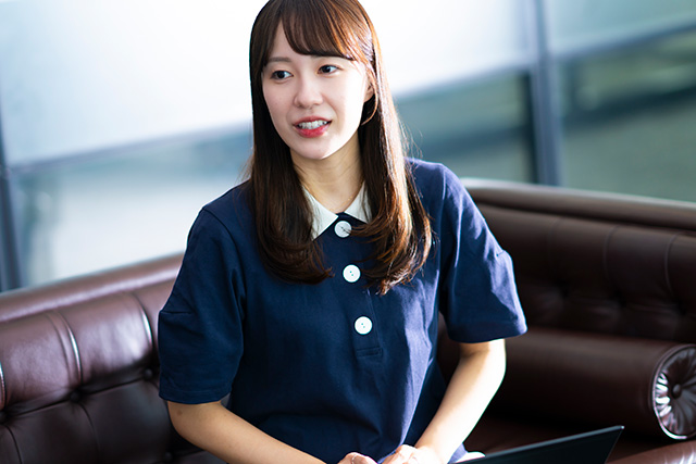 微笑みながら話すRIE