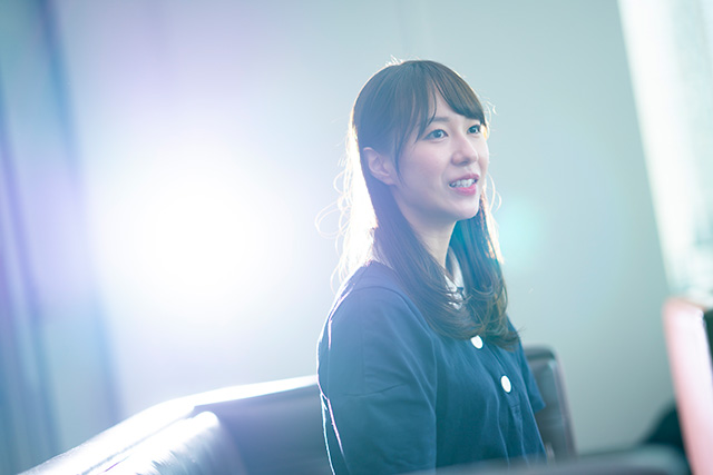 インタビュアーの目を見ては話をするRIE