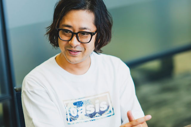 笑顔で話す金澤
