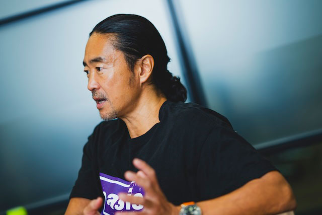 真剣な表情で語る石毛