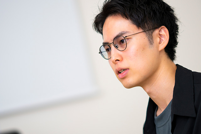 真剣な表情で話すTAISHU