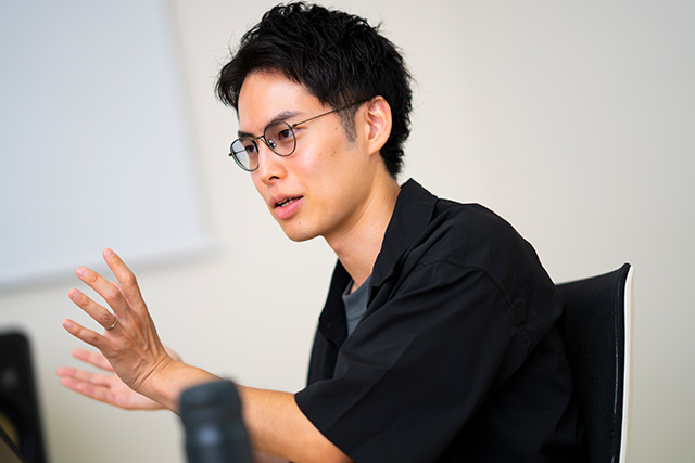 身振り手振りで話すTAISHU