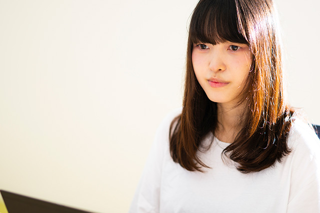 真剣な表情で話を聞くKANOA