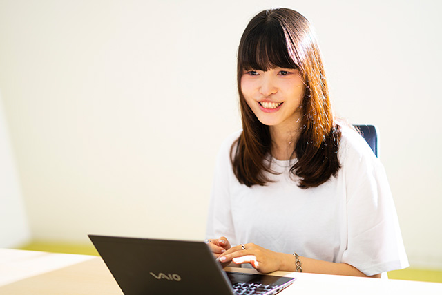 笑顔で話すKANOA