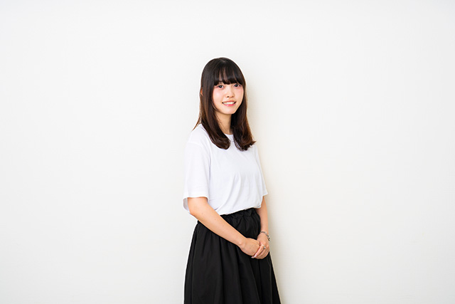 手を前で組むKANOA