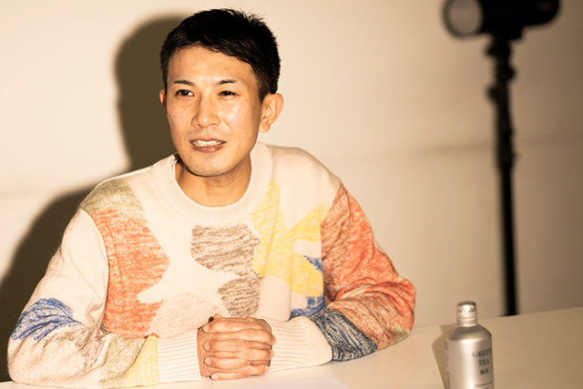 微笑みながら話す藤井