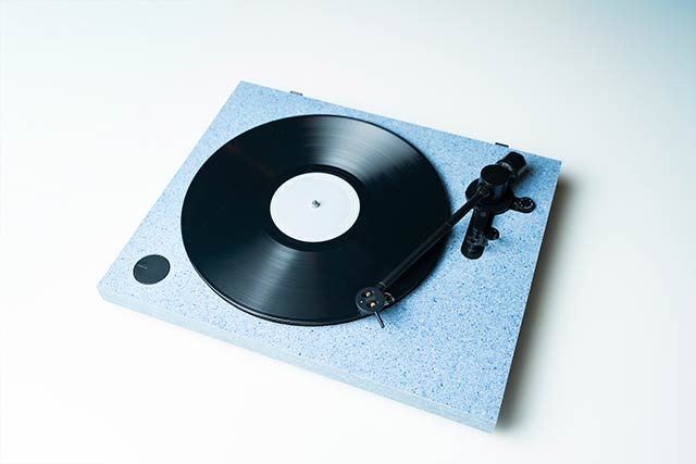 廃棄衣料から作られたレコードプレーヤー