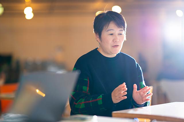 板を作り上げる工程を手で表しながら話す藤平裕子