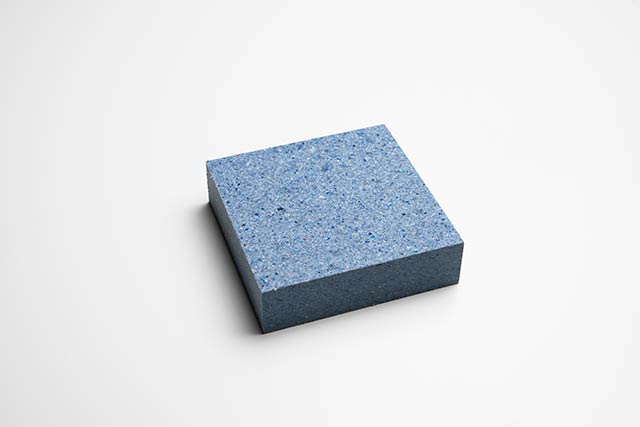 グレーが勝った水色のターンテーブルの筐体に使用した廃棄衣料を原料とするターンテーブルの筐体に使用した廃棄衣料を原料とする再生材