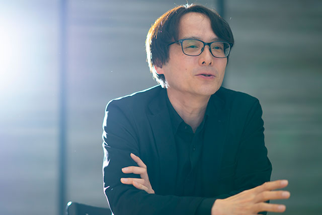 手振りを交えて話す中山信宏