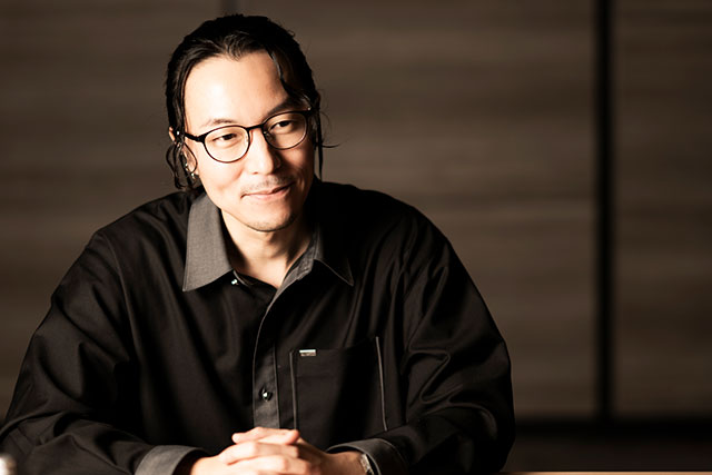 微笑む山口貴也