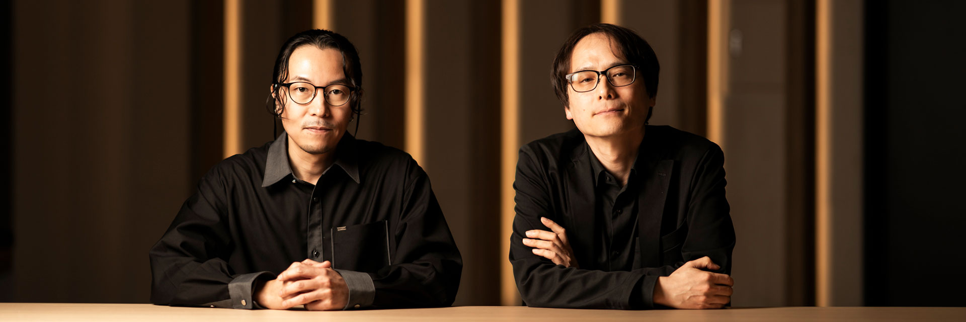 左から山口貴也、中山信宏が並んで座っているPCバナー