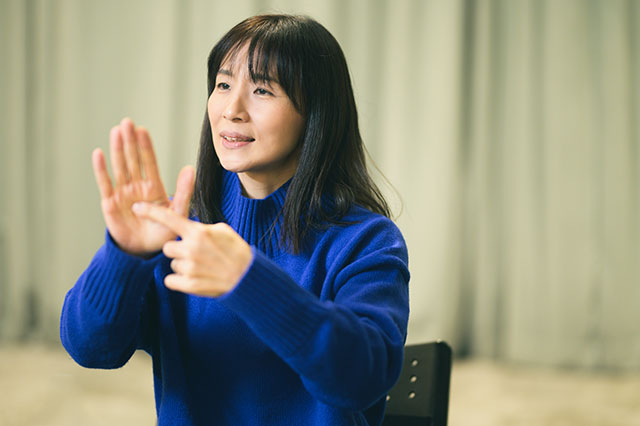 手話でその時の心境を語る調樹里杏