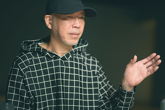 手で表現しながら語る宮村ヤスヲ氏