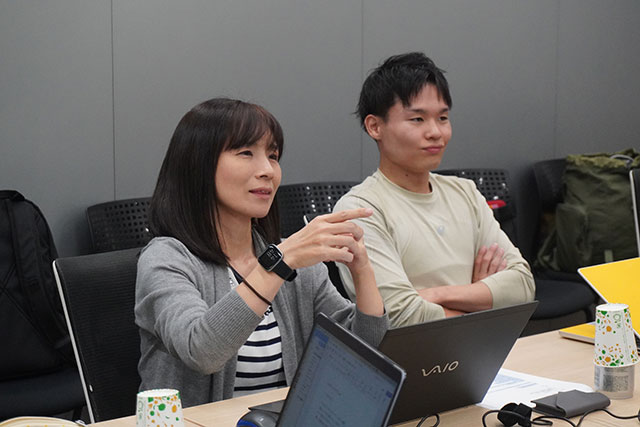 打ち合わせ時に提案を行なう調樹里杏