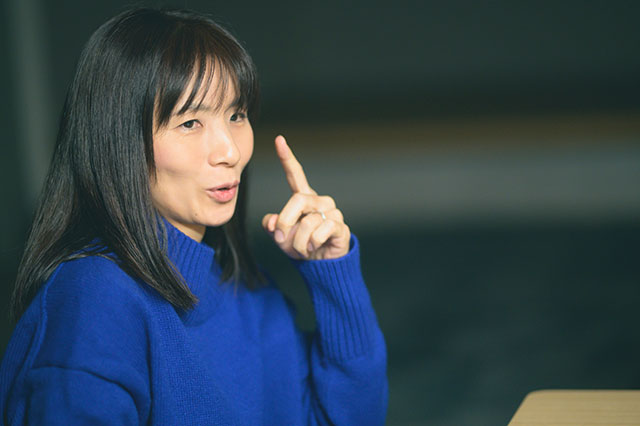 青いセーターを着た調樹里杏